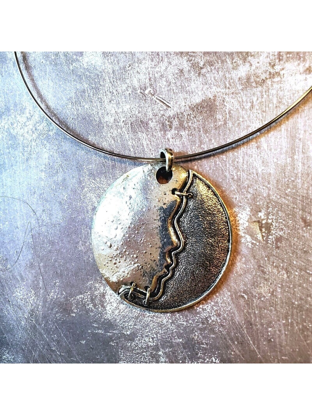 New Vintage Y2K Silver Abstract Face Artsy Textured Pendant Wire Choker Necklace